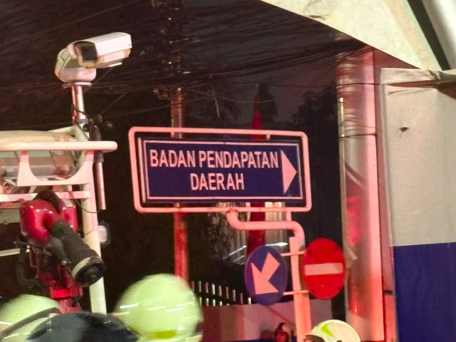 Gedung Bapenda DKI Jakarta terbakar pada Jumat (7/8) malam. Foto: Joakhim Tharob/kumparan
