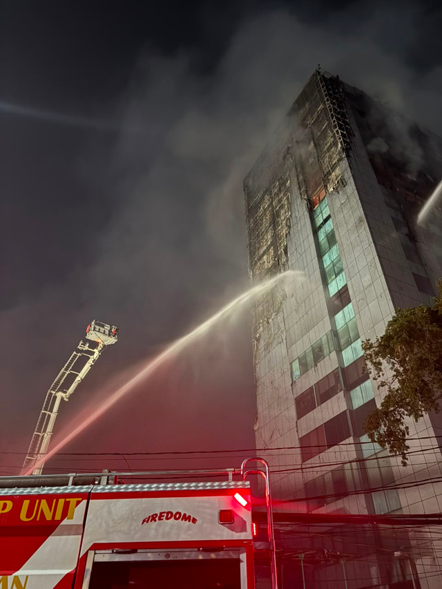 Gedung Bapenda DKI Jakarta terbakar pada Jumat (7/8) malam. Foto: Joakhim Tharob/kumparan