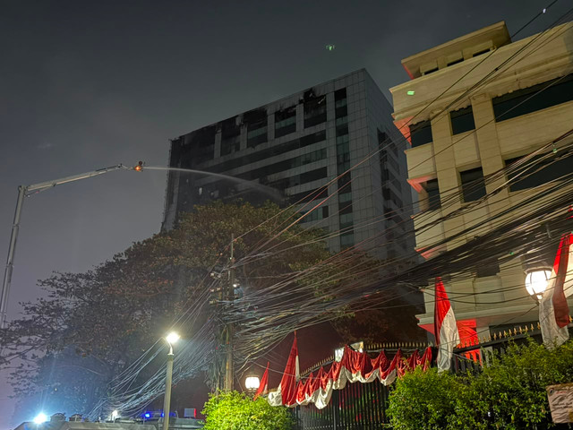 Kebakaran melanda gedung Bapenda DKI Jakarta pada Jumat (7/8) malam. Foto: Joakhim Tharob/kumparan