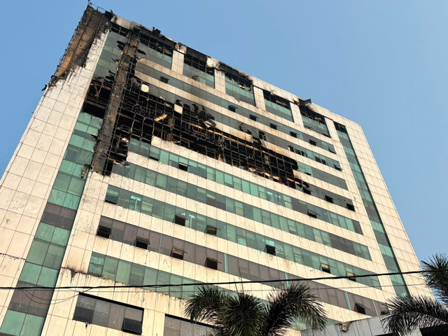 Kondisi gedung Bapenda DKI Jakarta usai kebakaran, Jalan Abdul Muis Jakarta Pusat, Sabtu (8/8/2026) pagi. Foto: Kevin Daniel/kumparan