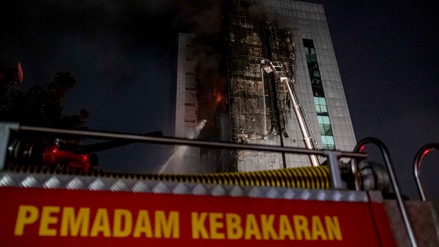 Pertugas Dinas Penanggulangan Kebakaran dan Penyelamatan (Gulkarmat) Jakarta berupaya memadamkan kobaran api yang membakar Gedung Badan Pendapatan Daerah (Bapenda) DKI Jakarta di Jalan Abdul Muis, Jakarta, Jumat (7/8/2026). Foto: Rakha Raditya Yahya/ANTARA FOTO