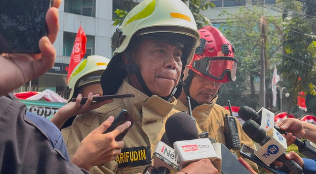 Kepala Sudin Gulkarmat Jakarta Pusat Syarifudin memberikan keterangan terkait kebakaran Gedung Bapenda DKI di Jalan Muis Jakarta Pusat, Sabtu (8/8/2026). Foto: Kevin Daniel/kumparan