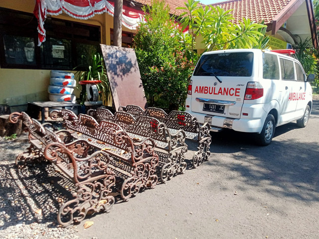 Kursi besi milik Pemkot Surabaya dicuri menggunakan mobil ambulans. Foto: Dok. Istimewa