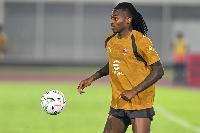 Pesepak bola AC Milan Rafael Leao mengikuti sesi latihan di Stadion Madya, Senayan, Jakarta, Jumat (7/8/2026). Foto: Fauzan/ANTARA FOTO