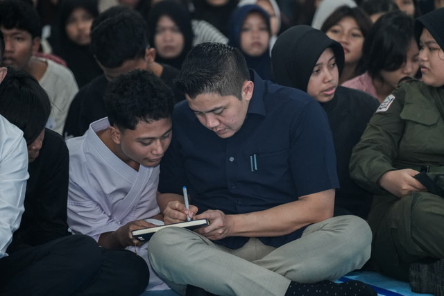 Seskab Teddy dorong anak putus sekolah agar berani bermimpi besar dan melanjutkan pendidikan melalui Sekolah Rakyat dalam persiapan MPLS di Tangerang, Sabtu (8/8/2026).  Foto: Dok. Kemensos