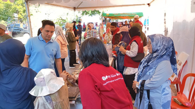 Camat Rappocini Yudistira Ekaputra Nugraha berkunjung ke stand Kelurahan Mappala. Foto: Dede Leman