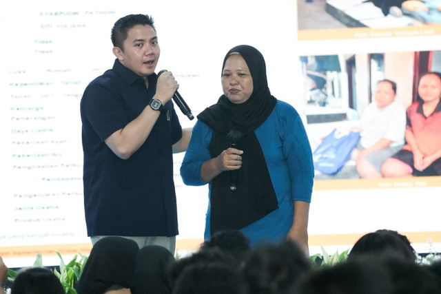 Siti Yuliana tak kuasa menahan haru di hadapan Seskab Teddy, Mensos Gus Ipul, dan Wamensos Agus Jabo saat menceritakan perjuangan putrinya masuk Sekolah Rakyat di Tangerang, Sabtu (8/8/2026). Foto: Dok. Kemensos