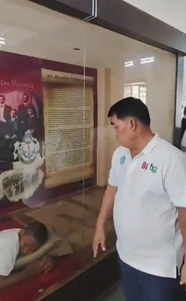 Gubernur Sulawesi Utara Yulius Selvanus Komaling (YSK) memergoki seorang warga yang tertidur di dalam etalase kaca eks Gedung Minahasa Raad, dekat kawasan Zero Point, Manado, Jumat (7/8). Dok: Istimewa