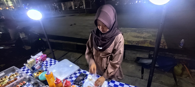 Lapak sushi milik Nafi, ibu muda tunawicara di persimpangan Bambu Kuning, Bojonggede, Kabupaten Bogor. Foto: kumparan