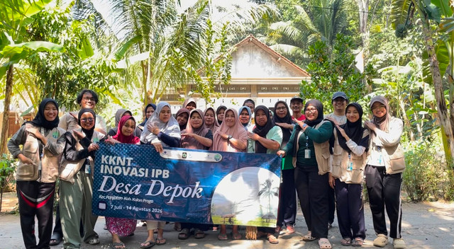 Sumber: Dokumentasi tim KKN IPB pasca kegiatan pembuatan raised bed di pekarangan rumah sehat 12/07/2026