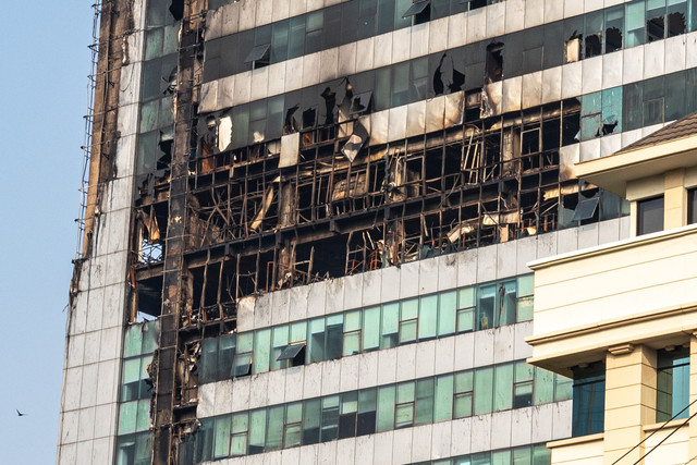 Puing bangunan pascakebakaran Gedung Badan Pendapatan Daerah (Bapenda) DKI Jakarta, di Jalan Abdul Muis, Jakarta, Sabtu (8/8/2026). Foto: Rakha Raditya Yahya/ANTARA FOTO
