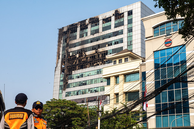 Petugas Dinas Perhubungan (Dishub) DKI Jakarta berjaga pascakebakaran Gedung Badan Pendapatan Daerah (Bapenda) DKI Jakarta, di Jalan Abdul Muis, Jakarta, Sabtu (8/8/2026). Foto: Rakha Raditya Yahya/ANTARA FOTO
