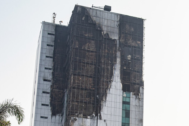 Puing bangunan pascakebakaran Gedung Badan Pendapatan Daerah (Bapenda) DKI Jakarta, di Jalan Abdul Muis, Jakarta, Sabtu (8/8/2026). Foto: Rakha Raditya Yahya/ANTARA FOTO