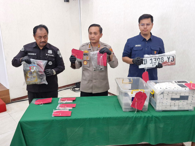 Jumpa pers kasus pembunuhan Candra Waskita (25), pemilik konter HP di Kabupaten Semarang yang mayatnya ditemukan di mobil wilayah Gubug, Kabupaten Grobogan. Foto: Dok. Istimewa
