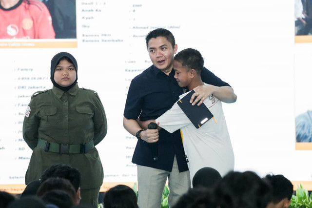 Siswa Sekolah Rakyat menyambut Seskab Letkol Teddy Indra Wijaya dan Mensos Gus Ipul dengan penampilan musikalisasi puisi bertajuk "Dari Jalanan Menuju Harapan" dalam acara persiapan MPLS di Tangerang, Sabtu (8/8/2026). Foto: Kemensos RI