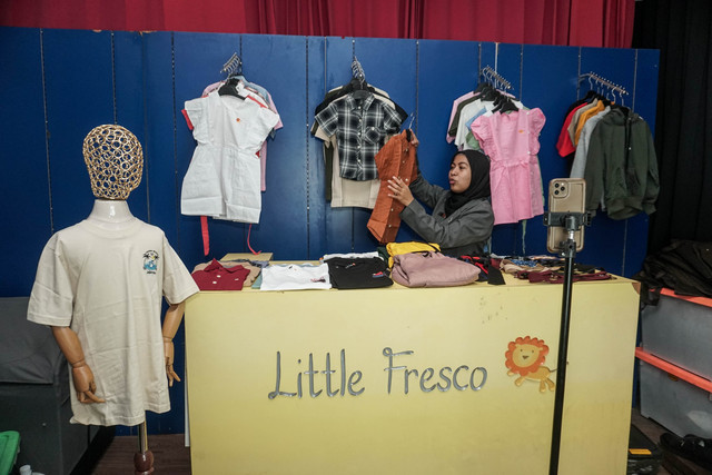 Seorang pekerja memasarkan dagangannya melalui media sosial di Gudang Little Fresco, Cengkareng, Jakarta, Kamis (30/7/2026). Foto: Iqbal Firdaus/kumparan.