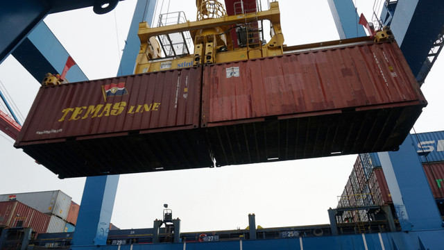 Proses bongkar muat peti kemas di Terminal 3 Tanjung Priok, Jakarta. Foto: Jamal Ramadhan/kumparan