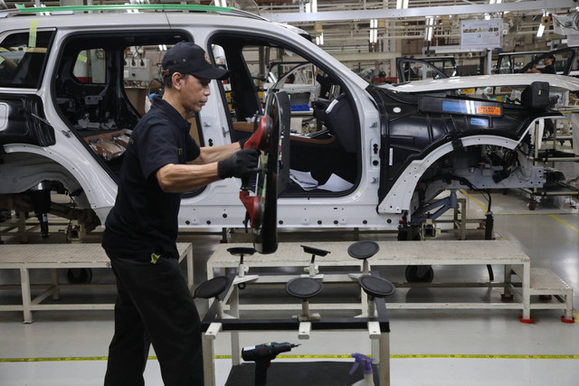 Pekerja merakit kerangka mobil BMW di Pabrik Perakitan BMW di kawasan Sunter, Jakarta Utara. Foto: Fitra Andrianto/kumparan.