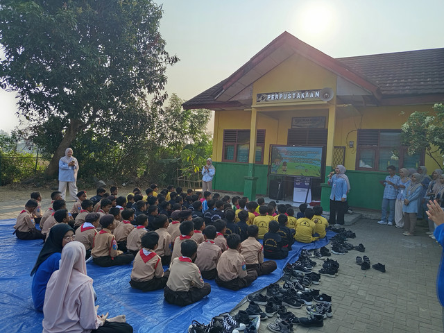 Siswa SDN Cipocok Jaya 4 berkumpul di lapangan saat mengikuti Program Edukasi Pencegahan Bullying yang diselenggarakan Novo Social Impact Program (NSIP) Grup 10 Region 2, Sabtu (8/8/2026).