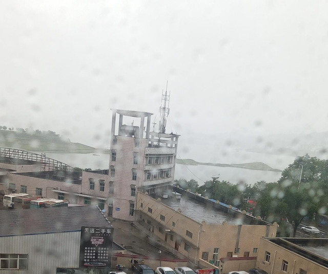 Suasana Kota Yichang dari jendela hotel saat hujan.Dokumentasi Pribadi