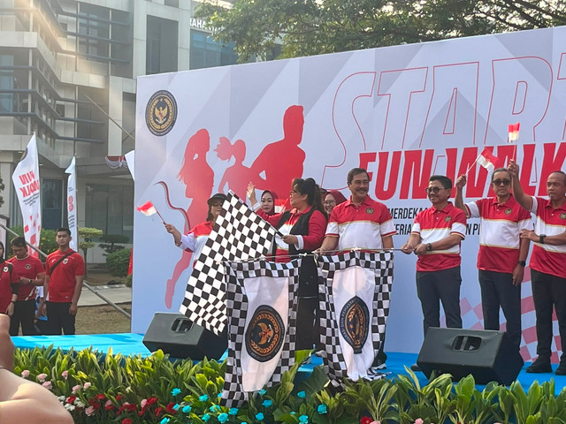 Kementerian Imigrasi dan Pemasyarakatan menggelar Fun Walk, Donor Darah, Bakti Sosial, dan Layanan Keimigrasian dalam rangka HUT Ke-81 RI, Tangerang, Banten, Minggu (9/8/2026). Foto: Rayyan Farhansyah/kumparan