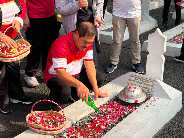 Menteri Imipas Agus Andrianto bersama Istri melakukan ziarah ke Taman Makam Pahlawan Kota Tangerang, Banten, Minggu (9/8/2026). Foto: Rayyan Farhansyah/kumparan