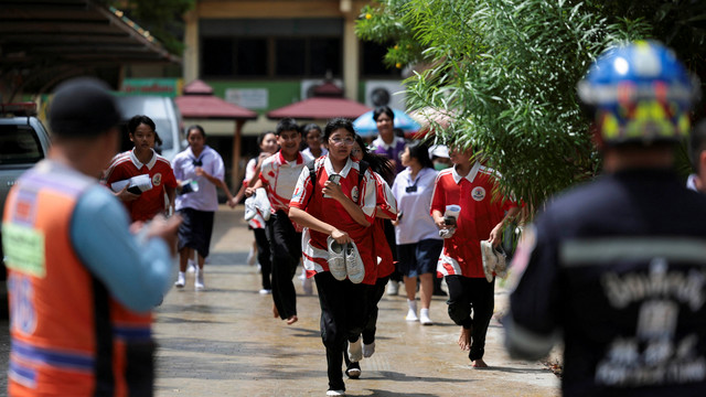 Para siswa berlari saat dievakuasi dari Sekolah Debsirin Nonthaburi, lokasi insiden penembakan, di distrik Bang Kruai, provinsi Nonthaburi, pinggiran Bangkok, Thailand, Jumat (7/8/2026). Foto: Chalinee Thirasupa/REUTERS