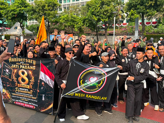 Kegiatan Flashmob pencak silat oleh 6.500 pesilat dari perguruan seluruh DKI Jakarta di Car Free Day, Bundaran HI, Jakarta, Minggu (9/8/2026). Foto: Joakhim Tharob/kumparan