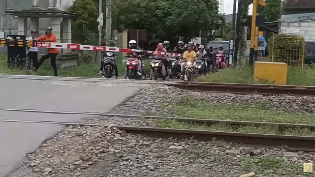 Gambar.Perlintasan sebidang sawo, Babat Jawa Timur. Sumber gambar: Video PakHan Channel
