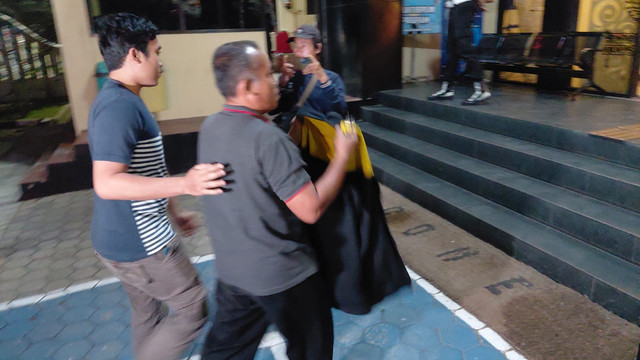 Keluarga almarhum Sutrimo didampingi kuasa hukum saat mendatangi Polresta Banyumas untuk membuat laporan terkait kematian Sutrimo, Sabtu (8/8/2026) malam.  Foto: Dok. Istimewa
