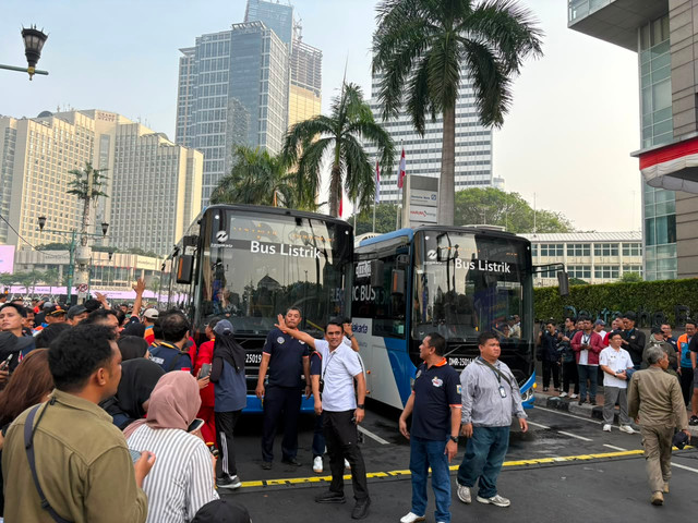 Gubernur DKI Jakarta Pramono Anung dalam peresmian Call Center Dishub di kawasan Hari Bebas Kendaraan Bermotor (HBKB) atau Car Free Day (CFD) Bundaran HI, Jakarta Pusat, Minggu (9/8/2026). Foto: Nauval Pratama/kumparan
