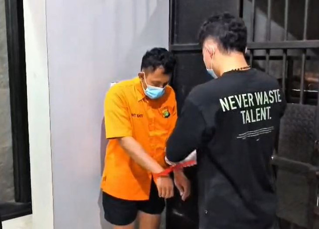 Pelaku mutilasi Saepullah di gedung tahanan Polda Metro. Penyidik menjelasakan motif hingga profesi pelaku. Foto: Dok. Istimewa