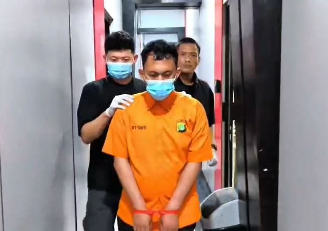 Pelaku mutilasi Saepullah di gedung tahanan Polda Metro. Penyidik menjelasakan motif hingga profesi pelaku. Foto: Dok. Istimewa