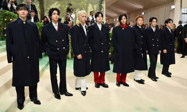 Lirik Lagu This & That Stray Kids. Grup K-Pop Stray Kids menghadiri Met Gala 2024 di The Metropolitan Museum of Art, New York, Amerika Serikat, pada Senin (6/5/2024). Foto: ANGELA WEISS / AFP