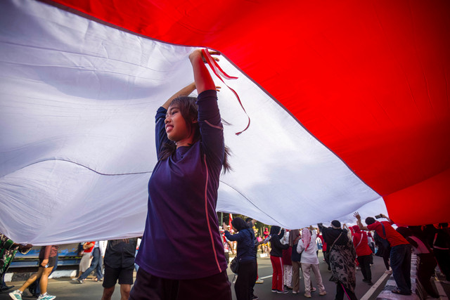 Sekitar 3.500 orang berpartisipasi dalam mengarak bendera Merah Putih sepanjang 500 meter di Bogor, Jawa Barat, Minggu (9/8/2026). Foto: Aditya Aji/AFP