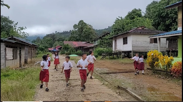 Gambar 1. Guru memberikan arahan saat pembelajaran di luar kelas (outdoor learning)