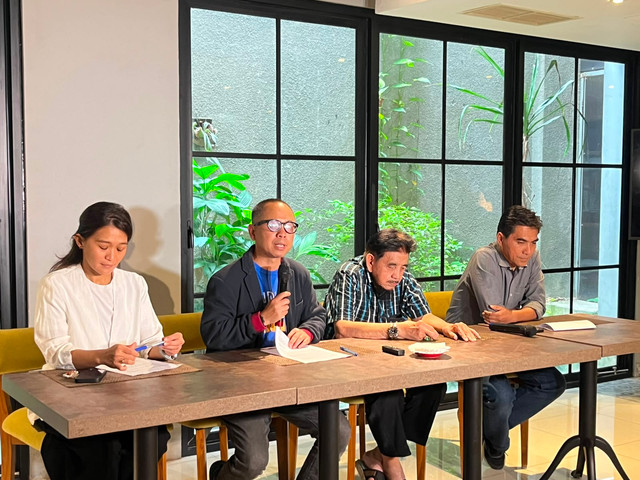 Konferensi pers pihak Yayasan Harapan Ibu Pondok Pinang terkait penemuan Ratusan senjata di Sekolah, Jakarta Selatan, Minggu (9/8/2026). Foto: Rayyan Farhansyah/kumparan