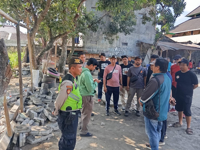 Tembok pagar SD N Minomartani 2, Kapanewon Ngaglik, Kabupaten Sleman roboh menimpa 10 warga Perum Minomartani, Minggu (9/8/2026). Foto: Dok. Polresta Sleman