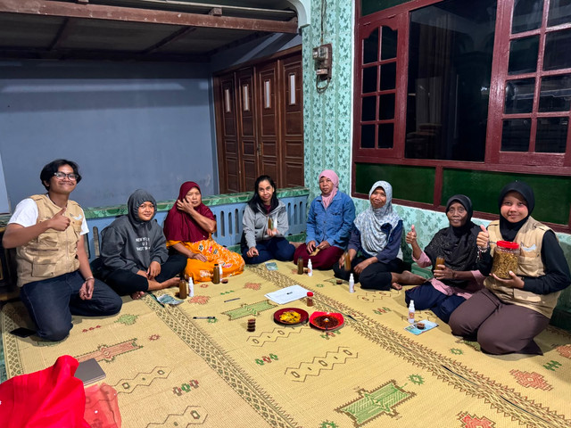 Kebersamaan mahasiswa KKN Tematik IPB dan ibu-ibu PKK Trisik setelah kegiatan SALSA.