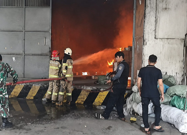 Kebakaran melanda area Pergudangan Sentra Kosambi, Kabupaten Tangerang, Banten, Minggu (9/8/2026). Foto: Dok. BPBD Tangerang