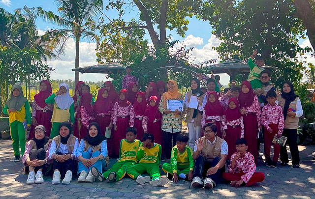 Kebersamaan mahasiswa KKN Tematik IPB dan siswa SD Negeri Trisik dalam kegiatan edukasi abrasi “Jelajah Pantai”