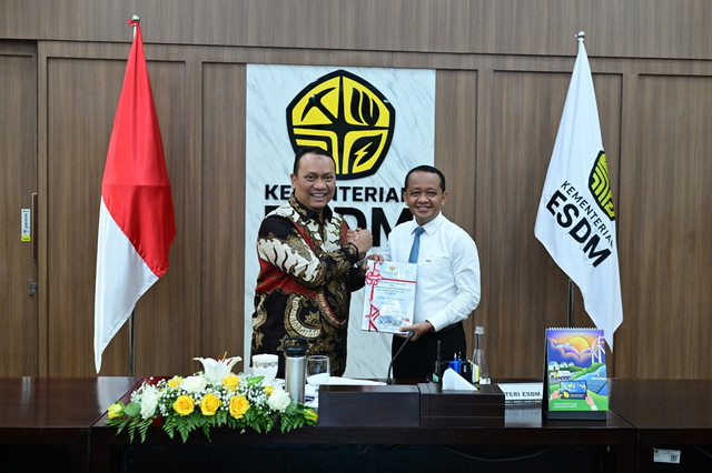 Pelaksana Tugas Auditorat Keuangan Negara (AKN) IV BPK, Nyoman Adhi Suryadnyana, dan Menteri ESDM Bahlil Lahadalia