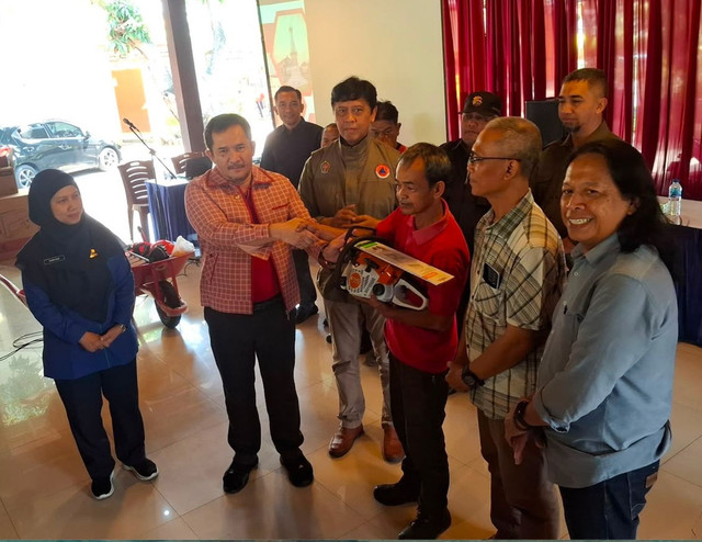 Eko Suwanto menyerahkan bantuan peralatan penanggulangan bencana kepada 7 kelurahan di Kota Yogya, Sabtu (8/8). Foto: Dok. Istimewa