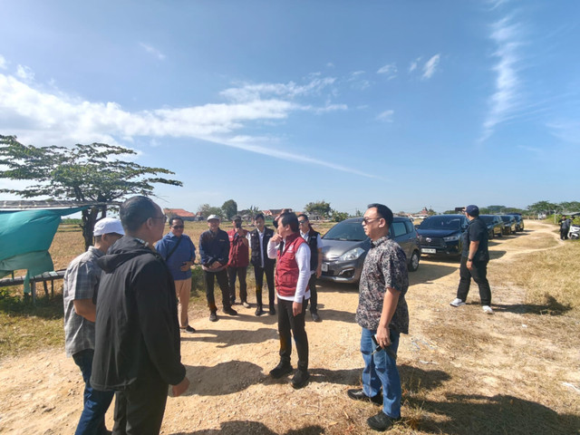 Kemensos dan tim Kementerian PU meninjau lahan pembangunan Sekolah Rakyat di Sumenep, Jawa Timur, Sabtu (8/8/2026). Foto: Kemensos RI