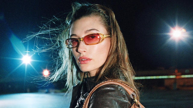 Dipakai Hailey Bieber, Aksesori Rambut Bando Zigzag Kembali Jadi Tren. Foto: Instagram @miumiu