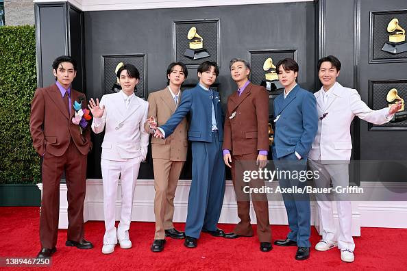 BTS saat tampil di karpet merah Grammy Awards 2022 di Las Vegas. Panggung utama musik Barat yang kini mulai dikritisi oleh para musisi Global South. (Foto: Getty Images)