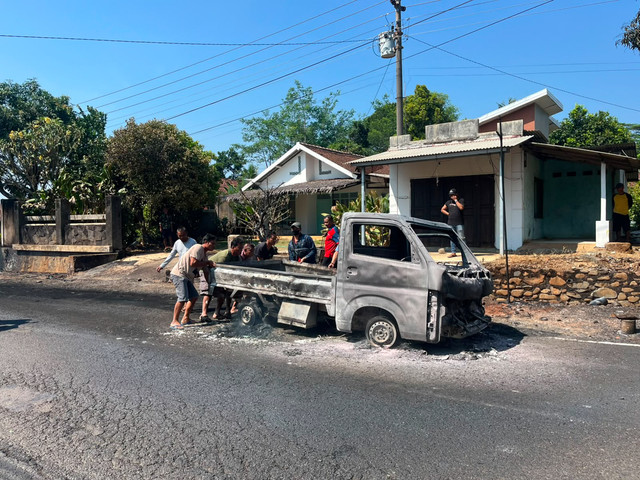 Mobil pikap terbakar di Jalan Raya Tayu-Jepara, Desa Payak, Kecamatan Cluwak, Kabupaten Pati, Jawa Tengah pada Minggu (9/8/2026). Foto: Dok. Polresta Pati