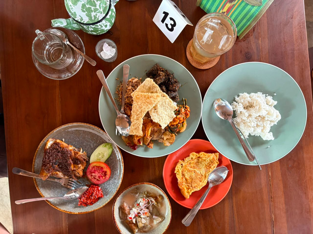Menu dari Warung Bu Ageng di kawasan Cempaka Putih, Jakarta Pusat, Minggu (9/8/2026). Foto: Nauval Pratama/kumparan