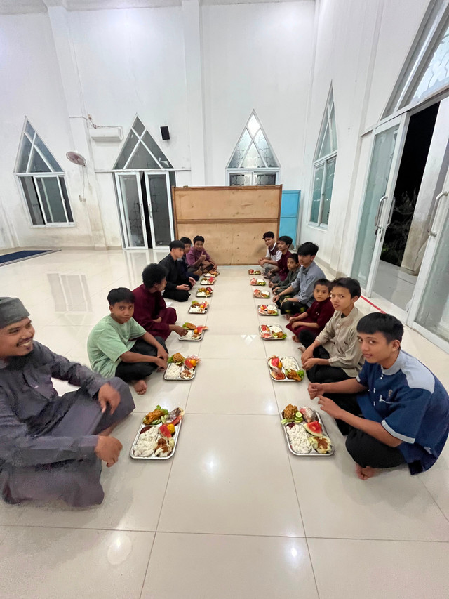 dokumentasi sebelum berbuka puasa para santri ma'had imam hafsh kemang bogor. dok. istimewa