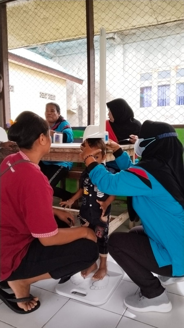 Imunisasi balita di Posyandu Srikandi, Kabupaten Keerom. Dokumentasi oleh Sela Artika.